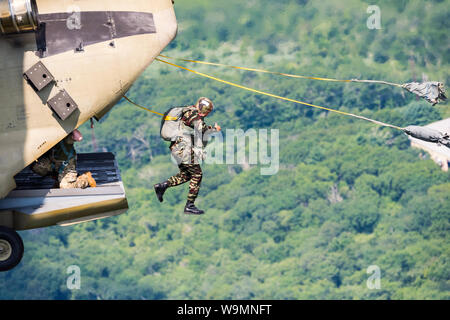 Sautant de soldat un Chinook au 2019, une organisation internationale Leapfest ligne statique de l'événement de formation en parachutisme et la concurrence, organisé par RI Natl. Garde côtière canadienne. Banque D'Images