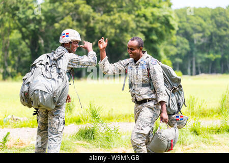 Félicitant les soldats l'un l'autre à 2019, international Leapfest ligne statique de l'événement de formation en parachutisme et la concurrence, organisé par RI Natl. Garde côtière canadienne. Banque D'Images