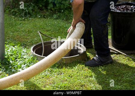 Fosse septique : l'élimination des boues d'épuration et de nettoyage d'une fosse septique dans le jardin de la propriété française en milieu rural. Banque D'Images