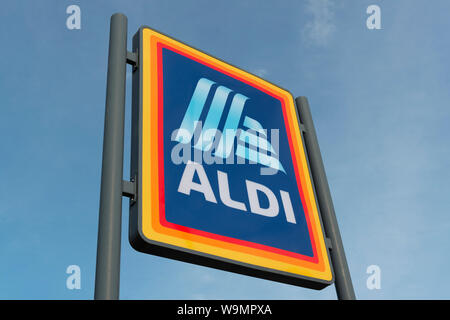 La signalisation pour le supermarché Aldi sur un parc de vente au détail dans la région de Baguley Manchester. (Usage éditorial uniquement). Banque D'Images
