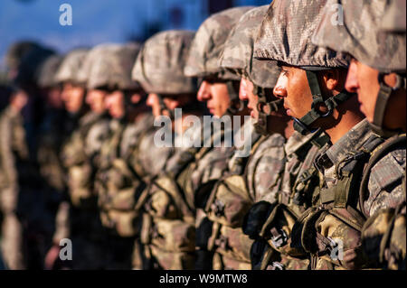 Izmir, Turquie - le 29 octobre 2015. Les soldats sont en attente. La journée de la République de Turquie. Banque D'Images