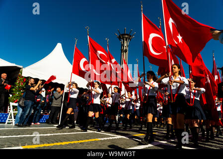 Izmir, Turquie - le 29 octobre 2015 : drapeaux turcs transportant les élèves au festival de la Journée de la République de Turquie. Banque D'Images