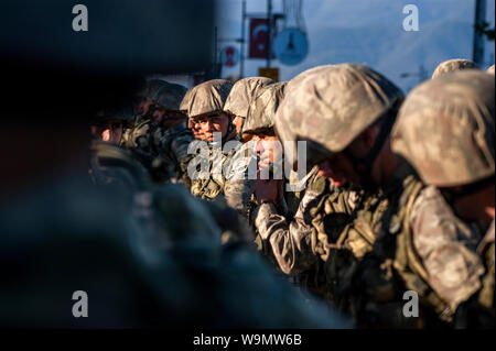 Izmir, Turquie - le 29 octobre 2015. Les soldats sont en attente. La journée de la République de Turquie. Banque D'Images