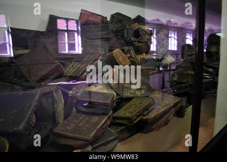 Auschwitz/Poland-June 3, 2019 : un gros plan à travers le verre de valises maintenant les affaires personnelles des prisonniers sur le camp de concentration de Polan Banque D'Images