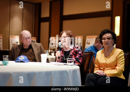 (190814) -- NEW YORK, 14 août 2019 (Xinhua) -- Photo prise le 11 mai 2019 montre Cynthia Chennault (C), fille de feu le général américain Claire Lee Chennault, parlant au cours de la 4ème seconde guerre mondiale l'amitié sino-américain et Flying Tigers History Conference à Las Vegas, aux États-Unis. Cynthia Chennault, fille du légendaire tard le général américain Claire Lee Chennault, se souvient encore de la façon dont son bien-aimé Père décrit son sentiment sur la victoire sur le Japon pendant la Seconde Guerre mondiale. En 1941, Chennault général recruté l'American Volunteer Group, qui a été plus tard connu sous le nom de "Flying Ti Banque D'Images