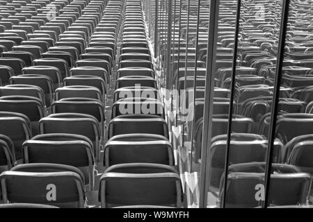 Stade olympique de Berlin sièges reflète dans un verre. La symétrie. Banque D'Images