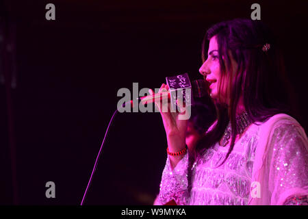 QUETTA, PAKISTAN, août 14-2019 : célèbre chanteuse pashtoun Sameena Naz performing chanson pendant encore de cas concernant la célébration du Pakistan Independenc Banque D'Images