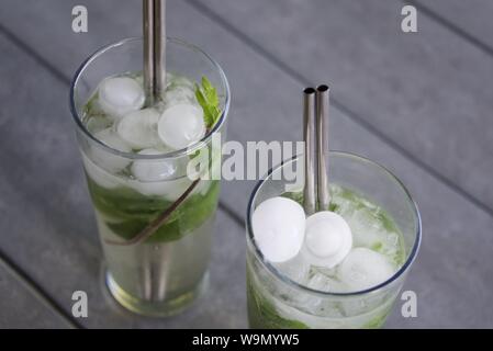Les mojitos : deux mojitos fraîchement préparé avec des pailles en acier inoxydable Banque D'Images