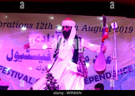 QUETTA, PAKISTAN, août 14-2019 : célèbre Balochi et brahvi auteur langue Akhtar Channal Zehri performing Balochi chanson au cours d'événement musical sur t Banque D'Images