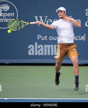 Mason, Ohio, USA. 14 août 2019 : Miomir Kecmanovic (SRB) bat Alexander Zverev (GER) 6-7, 6-2, 6-4, à l'Ouest et le Sud de l'ouvrir aux Lindner Family Tennis Center à Mason, en Ohio. © Leslie Billman/Tennisclix/CSM Crédit : Cal Sport Media/Alamy Live News Banque D'Images