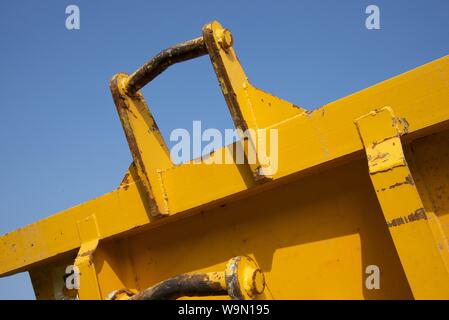 Un gros plan d'un chargeur à basse en acier utilisés pour le transport de conteneurs de déchets en vrac Banque D'Images