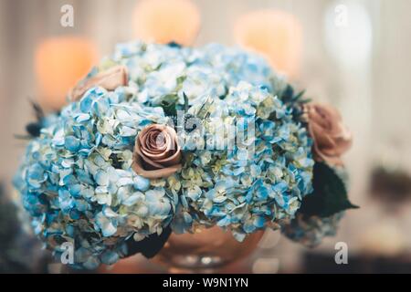 Gros plan d'un bouquet de fleurs bleues et beige roses Banque D'Images