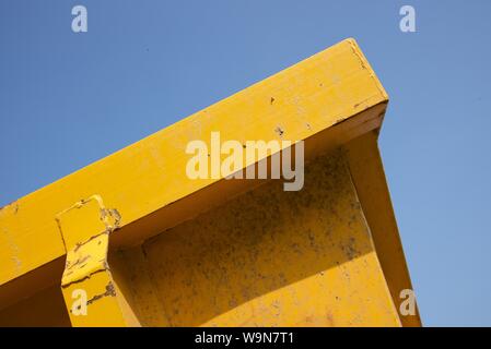 Un gros plan d'un chargeur à basse en acier utilisés pour le transport de conteneurs de déchets en vrac en France Banque D'Images