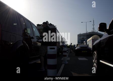 Les conducteurs et les véhicules en attente de monter dans les trains pour la France lors de l'Eurotunnel terminal de Folkestone Banque D'Images