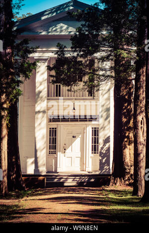 L'entrée à l'auteur lauréat du prix Pulitzer, la maison de William Faulkner, un dessin primitif de la renaissance grecque, connu sous le nom de Rowan Oak à Oxford, MS, USA Banque D'Images