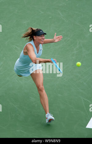 Cincinnati, OH, USA. 14Th Aug 2019. Open de tennis de l'Ouest et du Sud, Cincinnati, OH ; août 10-19, 2019. Maria Sharapova joue une balle contre adversaire Ashleigh Barty au cours de l'Ouest et du sud de l'Open de Tennis joué à Cincinnati, OH. Barty a gagné 6-4 6-1. 14 août, 2019. Photo par Wally Nell/ZUMAPress Crédit : Wally Nell/ZUMA/Alamy Fil Live News Banque D'Images