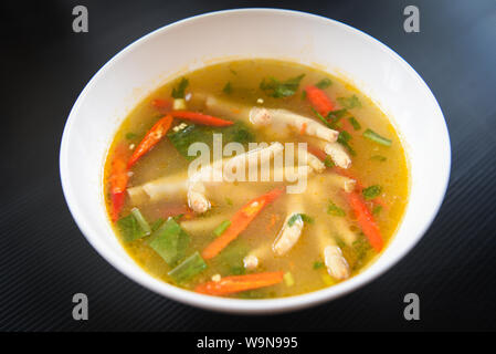 Pieds de poulet soupe épicée / Pied de poulet soupe aigre et piquante avec bol de légumes frais Tom Yum thaï ingrédients de fines herbes et d'épices Thaï , Cuisine Asiatique Banque D'Images