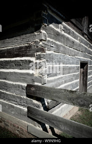 Un gros plan du chalet en bois taillées à la main avec clôture en bois fixée à l'angle de la sud-est des États-Unis d'Amérique Banque D'Images