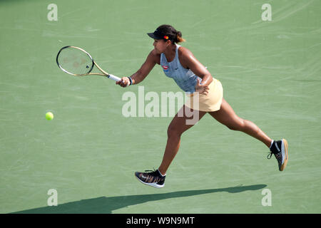 Cincinnati, OH, USA. 14Th Aug 2019. Open de tennis de l'Ouest et du Sud, Cincinnati, OH ; août 10-19, 2019. Naomi Osaka joue une balle contre adversaire Allaksandra Sasnovich au cours de l'Ouest et du sud de l'Open de Tennis joué à Cincinnati, OH. Osaka a gagné 7-6 2-6 6-2. 14 août, 2019. Photo par Wally Nell/ZUMAPress Crédit : Wally Nell/ZUMA/Alamy Fil Live News Banque D'Images