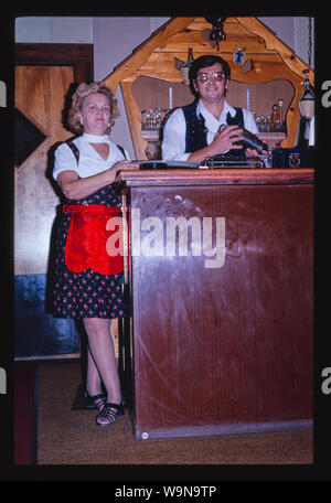Manoir de Bavière, le jeune Bill Bauer & serveuse, Purling, New York Banque D'Images