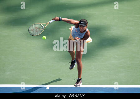 Cincinnati, OH, USA. 14Th Aug 2019. Open de tennis de l'Ouest et du Sud, Cincinnati, OH ; août 10-19, 2019. Naomi Osaka sert une balle contre adversaire Allaksandra Sasnovich au cours de l'Ouest et du sud de l'Open de Tennis joué à Cincinnati, OH. Osaka a gagné 7-6 2-6 6-2. 14 août, 2019. Photo par Wally Nell/ZUMAPress Crédit : Wally Nell/ZUMA/Alamy Fil Live News Banque D'Images