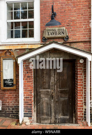 Portsmouth, NH / USA - Oct 17, 2018 : porte d'une taverne de brique sur Bow Street dans le centre-ville historique de Portsmouth riverfront. Banque D'Images