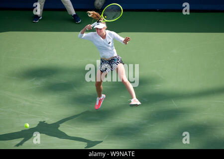 Cincinnati, OH, USA. 14Th Aug 2019. Open de tennis de l'Ouest et du Sud, Cincinnati, OH ; août 10-19, 2019.Allaksandra Sasnovich joue une balle contre l'adversaire au cours de l'Osaka Naomi Ouest et du sud de l'Open de Tennis joué à Cincinnati, OH. Osaka a gagné 7-6 2-6 6-2. 14 août, 2019. Photo par Wally Nell/ZUMAPress Crédit : Wally Nell/ZUMA/Alamy Fil Live News Banque D'Images