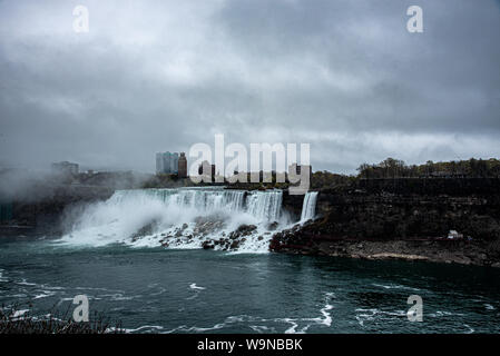 Vue panoramique des chutes du Niagara du côté canadien sur un jour nuageux Banque D'Images