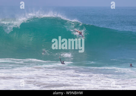 Bodysurfing sur le célèbre Wedge à Newport Beach en Californie Banque D'Images