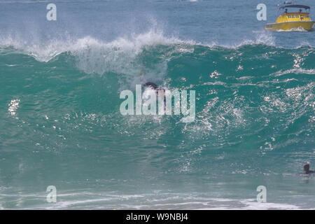 Bodysurfing sur le célèbre Wedge à Newport Beach en Californie Banque D'Images