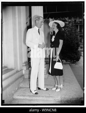 Les gagnants du concours de beauté visiter la Maison Blanche. Washington, D.C., le 4 août. Marvin MCINTYRE, secrétaire du président salue Mlle Dorothy Parker, de Washington, DC, lauréat du concours de beauté organisé à Washington par année. 18ans, elle pèse 112kg, et est de 5 pieds, 4 pouces, en hauteur, Mlle Parker, seront en compétition pour le titre de Miss America à Atlantic City à la fête du Travail, 8/4/38 Banque D'Images