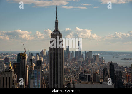 Cnj lower Manhattan avec l'Empire State Building à partir d'un point haut à Midtown Banque D'Images