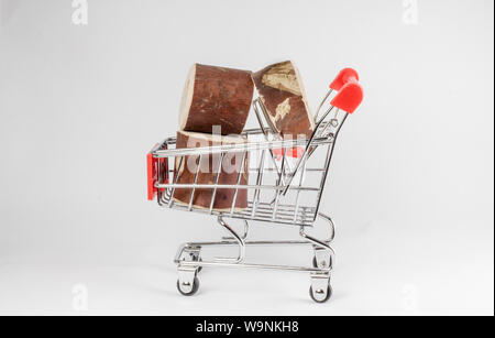 Les souches d'arbre en bois sur un panier du marché Banque D'Images
