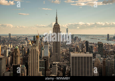 Cnj lower Manhattan avec l'Empire State Building à partir d'un point haut à Midtown Banque D'Images