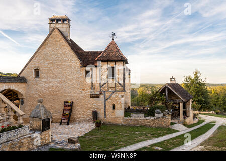 Salignac-Eyvigues, Dordogne, France - 27 septembre 2017 : château du 17ème siècle converti en un gîte rural en France Banque D'Images