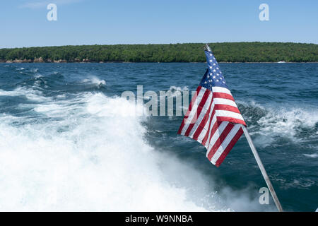 USA flag sur la queue du bateau en mouvement et de la forêt sur un arrière-plan Banque D'Images