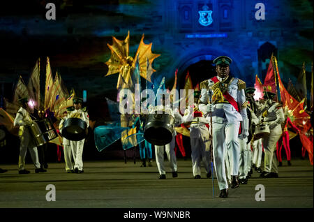 Edinburgh, Ecosse, Royaume-Uni. 14 août 2019. Royal Edinburgh Military Tattoo 2019 Kaléidoscope sur l'Esplanade du château dans son 69e show inspiré par l'instrument optique par le scientifique écossais Sir David Brewster et Sir Isaac Newton's 7 couleurs. La Trinité-et-Tobago Orchestre d'acier de la Défense Banque D'Images