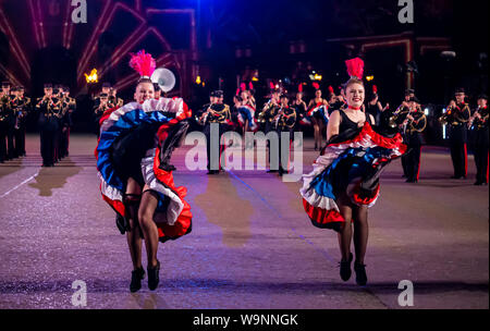 Edinburgh, Ecosse, Royaume-Uni. 14 août 2019. Royal Edinburgh Military Tattoo 2019 Kaléidoscope sur l'Esplanade du château dans son 69e show inspiré par l'instrument optique par le scientifique écossais Sir David Brewster et Sir Isaac Newton's 7 couleurs. Il dispose d'un acte de la France avec les danseuses de french cancan Banque D'Images