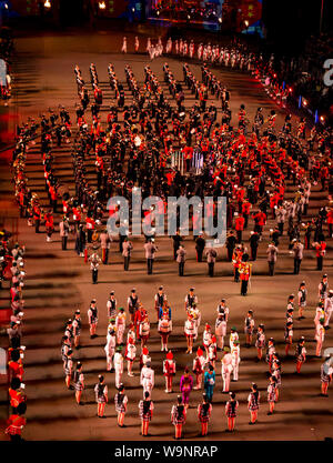 Edinburgh, Ecosse, Royaume-Uni. 14 août 2019. Royal Edinburgh Military Tattoo 2019 Kaléidoscope sur l'Esplanade du château dans son 69e show inspiré par l'instrument optique par le scientifique écossais Sir David Brewster et Sir Isaac Newton's 7 couleurs. La vue de dessus à titre d'artistes se rassemblent à la finale sur l'esplanade du château d'Édimbourg Banque D'Images