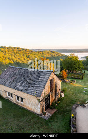 Salignac-Eyvigues, Dordogne, France - 27 septembre 2017 : vue sur une vallée boisée couverts dans le brouillard d'une ferme rustique dans la campagne française Banque D'Images