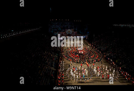 Edinburgh, Ecosse, Royaume-Uni. 14 août 2019. Royal Edinburgh Military Tattoo 2019 Kaléidoscope sur l'Esplanade du château dans son 69e show inspiré par l'instrument optique par le scientifique écossais Sir David Brewster et Sir Isaac Newton's 7 couleurs. La vue de dessus à titre d'artistes se rassemblent à la finale sur l'esplanade du château d'Édimbourg Banque D'Images