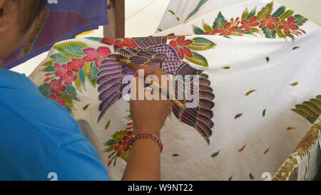 Ubud, INDONÉSIE - juin, 19, 2017 : la peinture d'un artiste sur un oiseau en tissu batik bali Banque D'Images