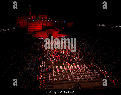 Edinburgh, Ecosse, Royaume-Uni. 14 août 2019. Royal Edinburgh Military Tattoo 2019 Kaléidoscope sur l'Esplanade du château dans son 69e show inspiré par l'instrument optique par le scientifique écossais Sir David Brewster et Sir Isaac Newton's 7 couleurs. La vue de dessus à titre d'artistes se rassemblent à la finale sur l'esplanade du château d'Édimbourg Banque D'Images