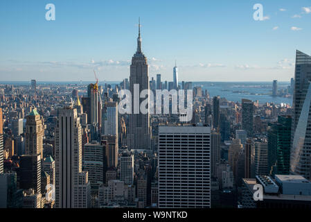 Cnj lower Manhattan avec l'Empire State Building à partir d'un point haut à Midtown Banque D'Images