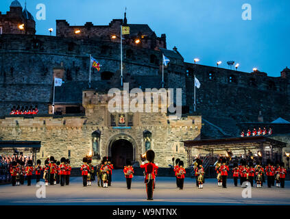 Edinburgh, Ecosse, Royaume-Uni. 14 août 2019. Royal Edinburgh Military Tattoo 2019 Kaléidoscope sur l'Esplanade du château dans son 69e show inspiré par l'instrument optique par le scientifique écossais Sir David Brewster et Sir Isaac Newton's 7 couleurs. Défilé d'ours avec des soldats en face de l'entrée porte du château d'Édimbourg Banque D'Images