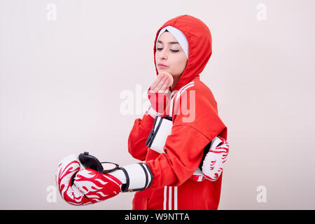 Girl wearing red boxer robe sport et elle faisant un miroir Banque D'Images