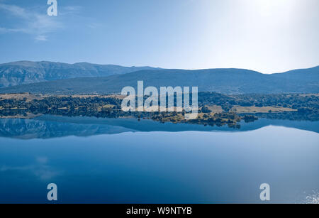 Lac de réservoir sur la rivière Cetina, à Peruca, Croatie Banque D'Images