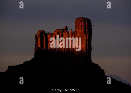 Silhouette d'une colline avec un grand rocher de désert et un ciel sombre en arrière-plan Banque D'Images