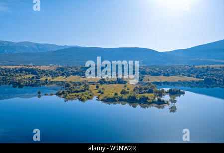 Lac de réservoir sur la rivière Cetina, à Peruca, Croatie Banque D'Images