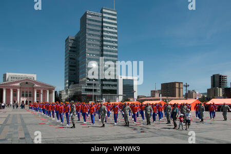 Incendie en uniforme et le personnel des services d'urgence dans le centre-ville parade Sukhbaatar Square, Ulaanbaatar, Mongolie Banque D'Images